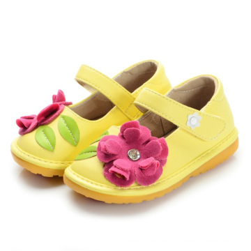 Amarillo Baby Squeaky zapatos con flor rosa hecha a mano suave